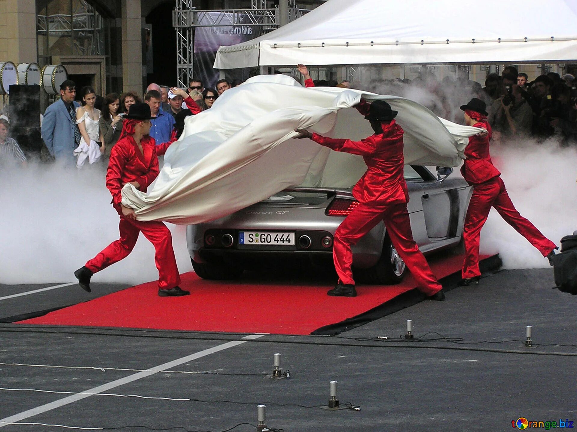 Где машины танцуют. Презентация автомобиля. Автомобили танцы. Танцующие машины. Авто мероприятие.