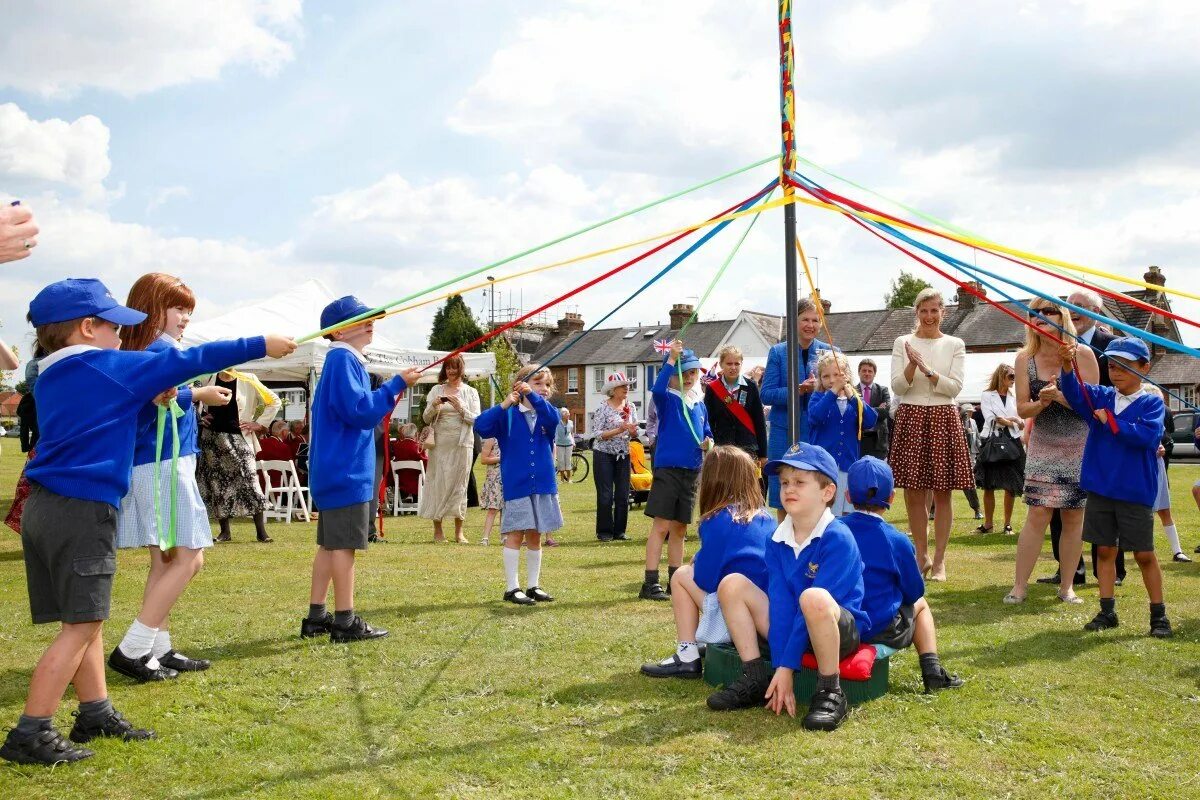 Праздник Maypole в Великобритании. Early May Bank Holiday в Великобритании. Summer Bank Holiday в Великобритании. Spring Bank Holiday в Великобритании.