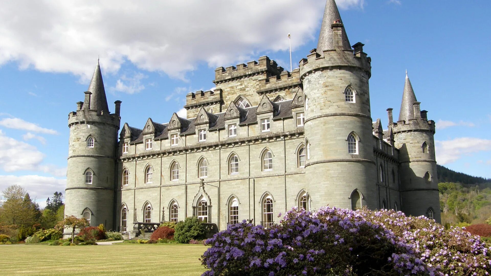 Castle pictures. Замка Инверари (Inveraray Castle). Инверари Шотландия. Замок Данробин Шотландия. Замок Коргарф Шотландия.