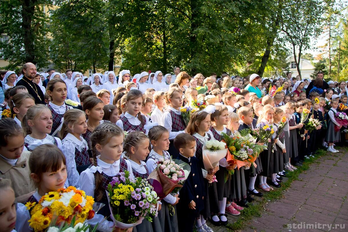 Выпускники Свято Димитриевской гимназии. 1 Сентября 460 школа Пушкинский район 23 год 1 д. 16 Корпус Свято-Димитриевской школы. Октябрьская сош электронный