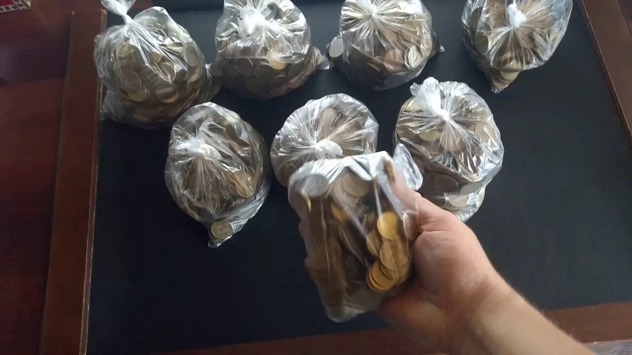 5 литров 10 рублевых монет. Сколько 10 рублёвых монет в 5 литровой пластиковой бутылке. сколько монет вмещается в банку.
