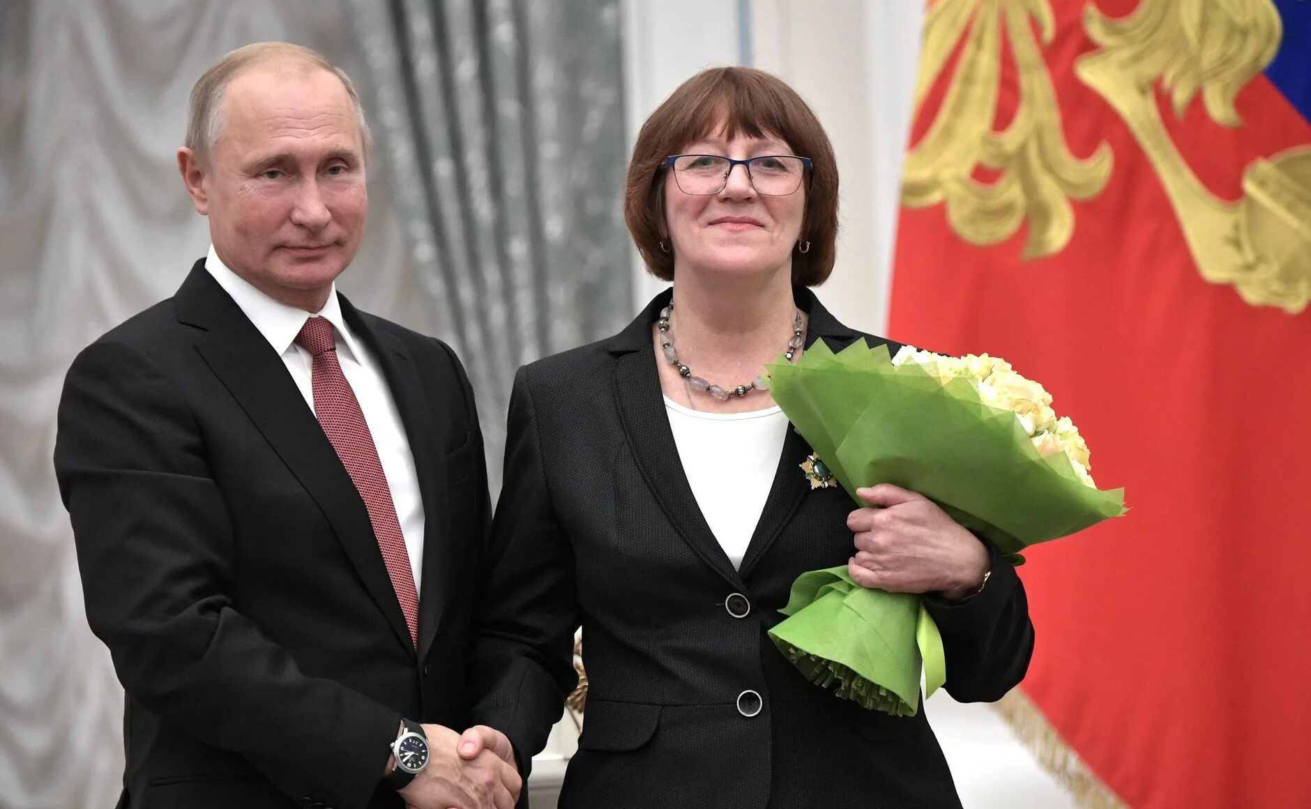 путин вручает медаль. награждение женщин в кремле. вручение наград женщины. вручение медали. награждение женщин в кремле.