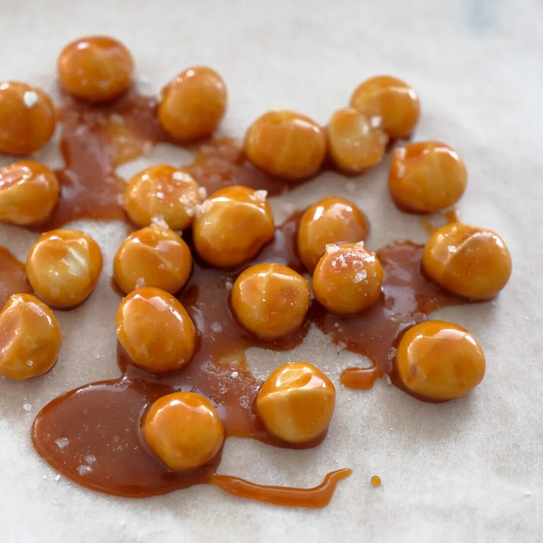 соленая карамель с орехами. карамельно ореховый песочный торт. миндаль пекан батончик кдв. карамельные конфеты с арахисом. арахисовое парфе.