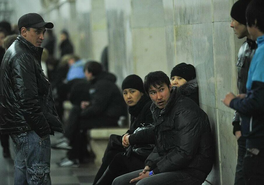 Мигранты кто это такие. Азиаты в Москве. Мигранты азиаты. Мигранты в Москве. Азиаты в Московском метро.