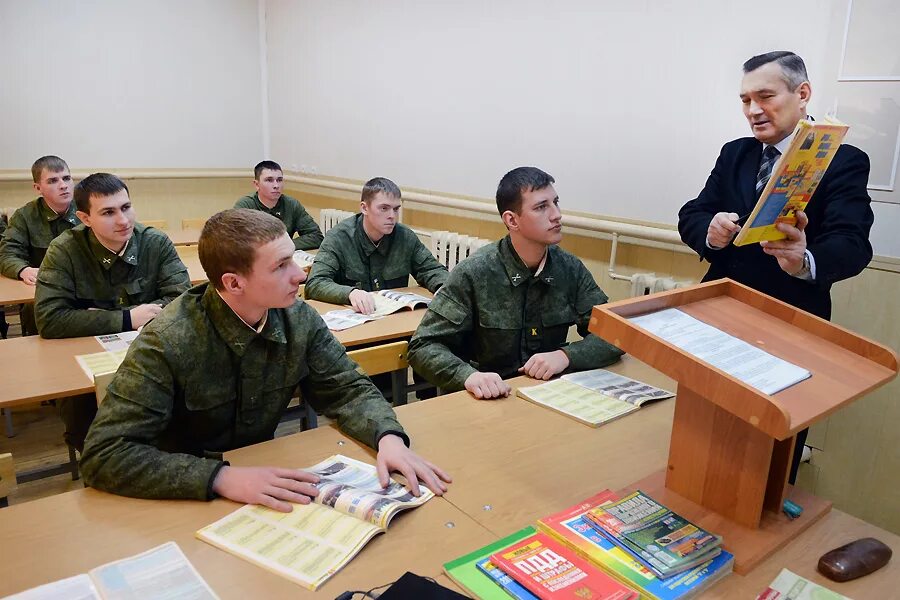 Военный семинар. Занятия с военнослужащими. Воспитание военнослужащих. Воспитательная работа в армии. Курсанты на занятиях.