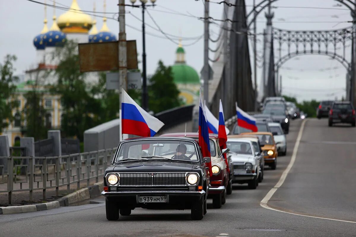 Автомобильный флаг россии. С днем России машина. Машины России. Машина с российским флагом. Автопробег Россия.