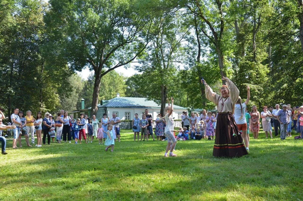 Спасское-Лутовиново праздник. Гуляния в Спасском Лутовиново. Яблочный спас хоровод. Усадебные гуляния.