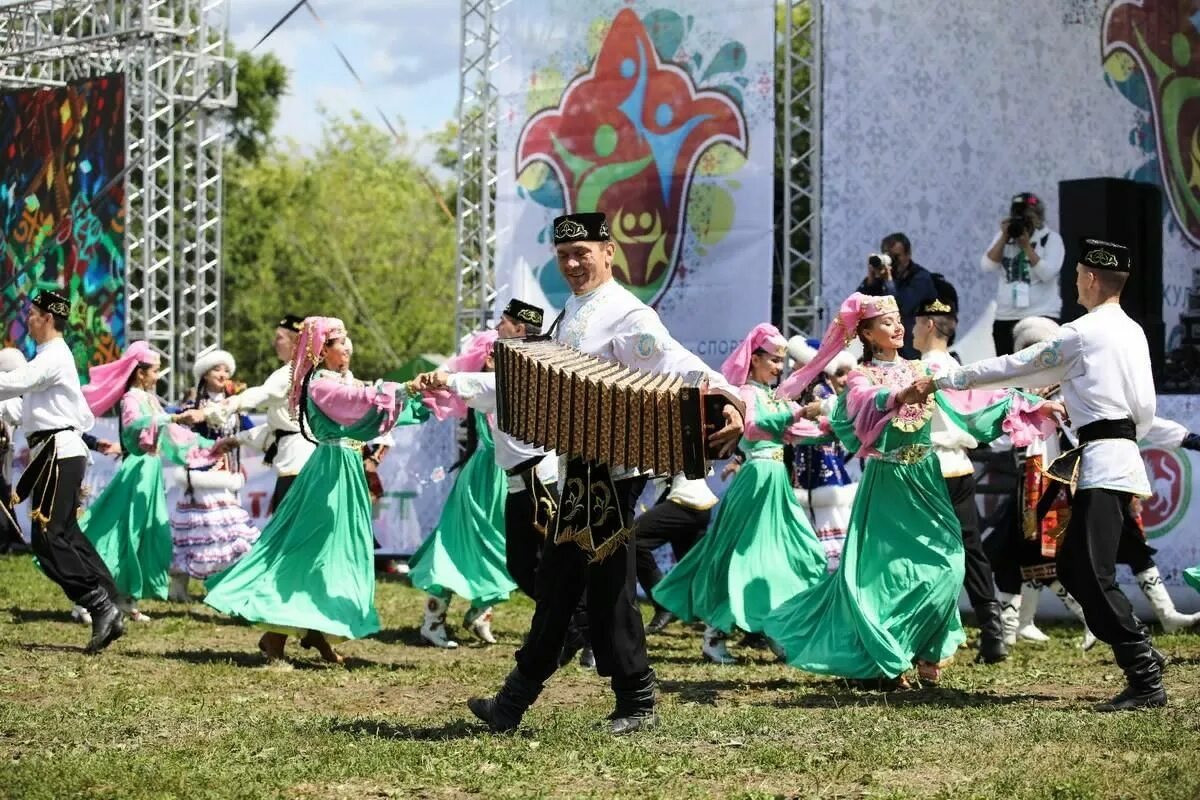 Национальный праздник татар Сабантуй. Праздник Сабантуй у татар. Сабантуй 2022 Зеленодольск. Сабантуй праздник плуга у татар. Весенний праздник у татар