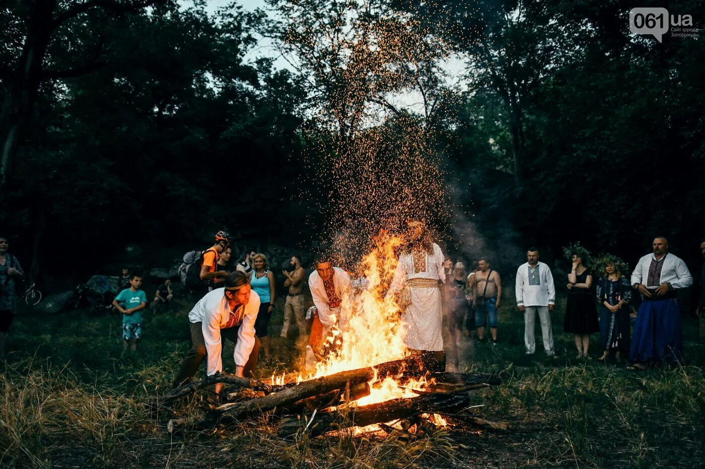 Купалле прыжки через костер. Праздник ивана купала костер. Ивана купала купальский костер. Огромный костер. Костер на купала.