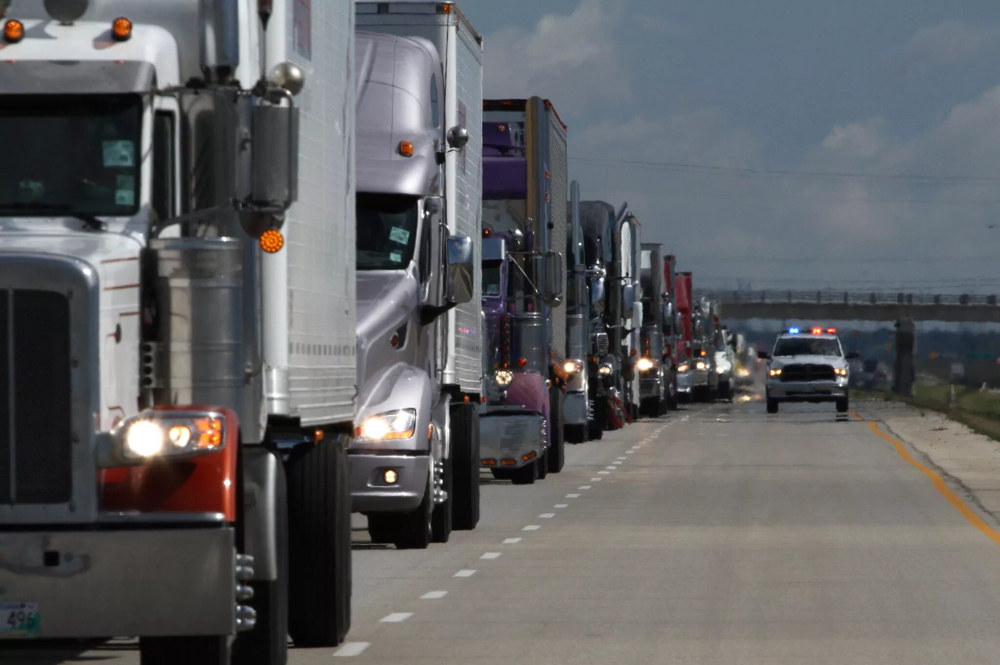 Караваны грузов. Дальнобойщики конвой. Convoy Convoy. Колонна грузовиков. Грузовик на трассе.