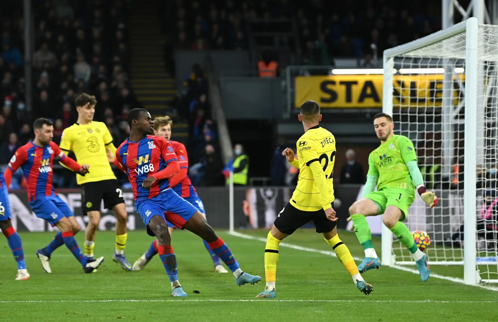 Матч кристал пэлас манчестер. Кристал Пэлас футбол. Chelsea Crystal Palace. Кристал Пэлас матч.