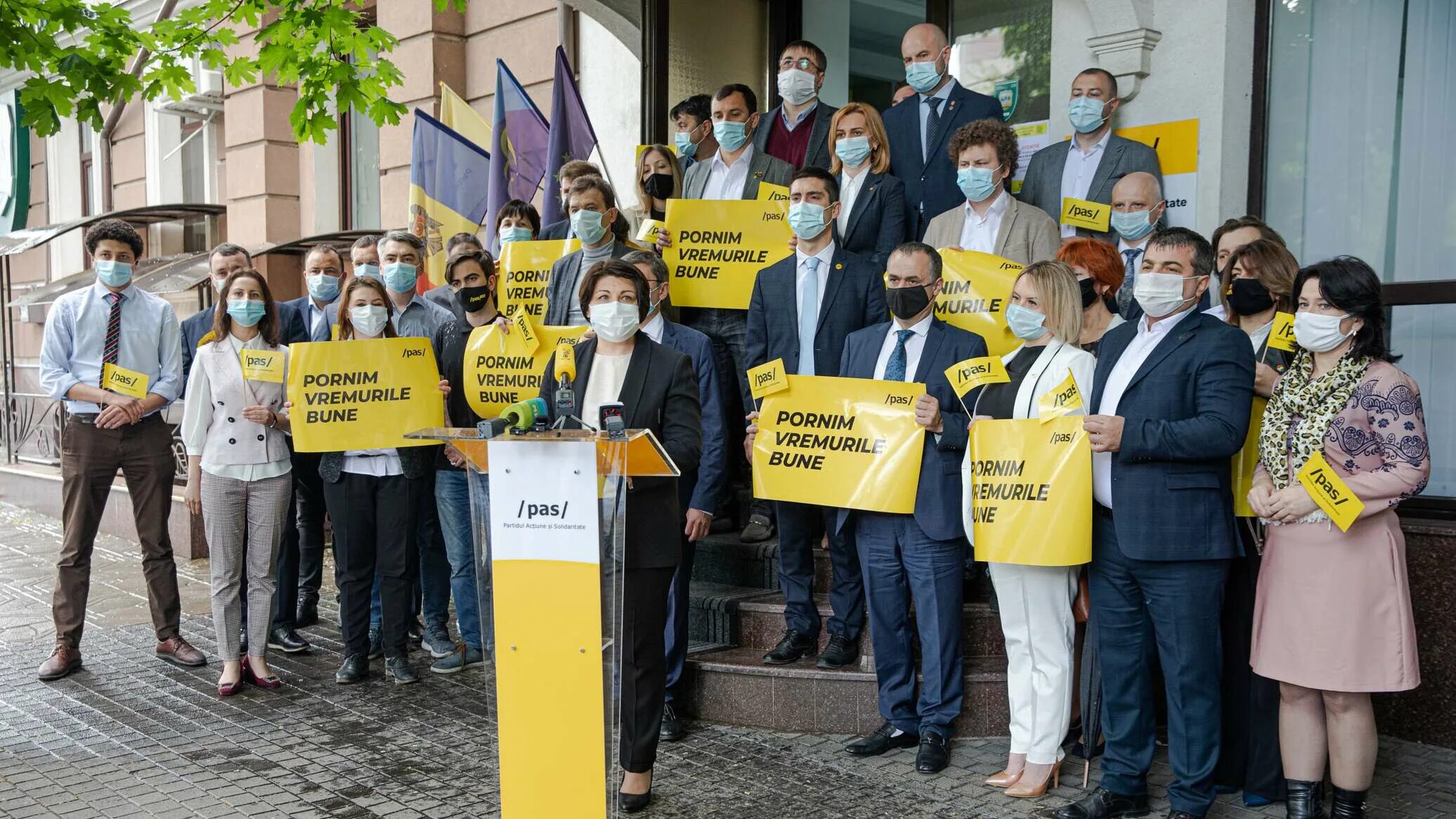 Новости в молдове на русском свежие. Протесты в молдове. Автономии молдавии. Трактор в центре кишинева. Жители гагаузии.