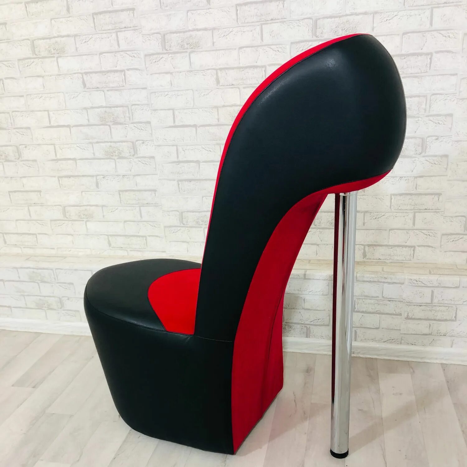 Кресло в виде туфли. Кресло туфля. Кресло в виде туфли. Стул туфелька. Кресло туфелька на шпильке.