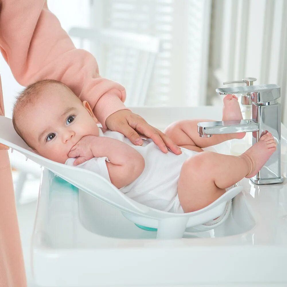 Подмывание новорожденного мальчика. Ванночка для подмывания малыша. Раковина для подмывания младенцев. Приспособления для подмывания младенцев. Подставка для подмывания младенцев.