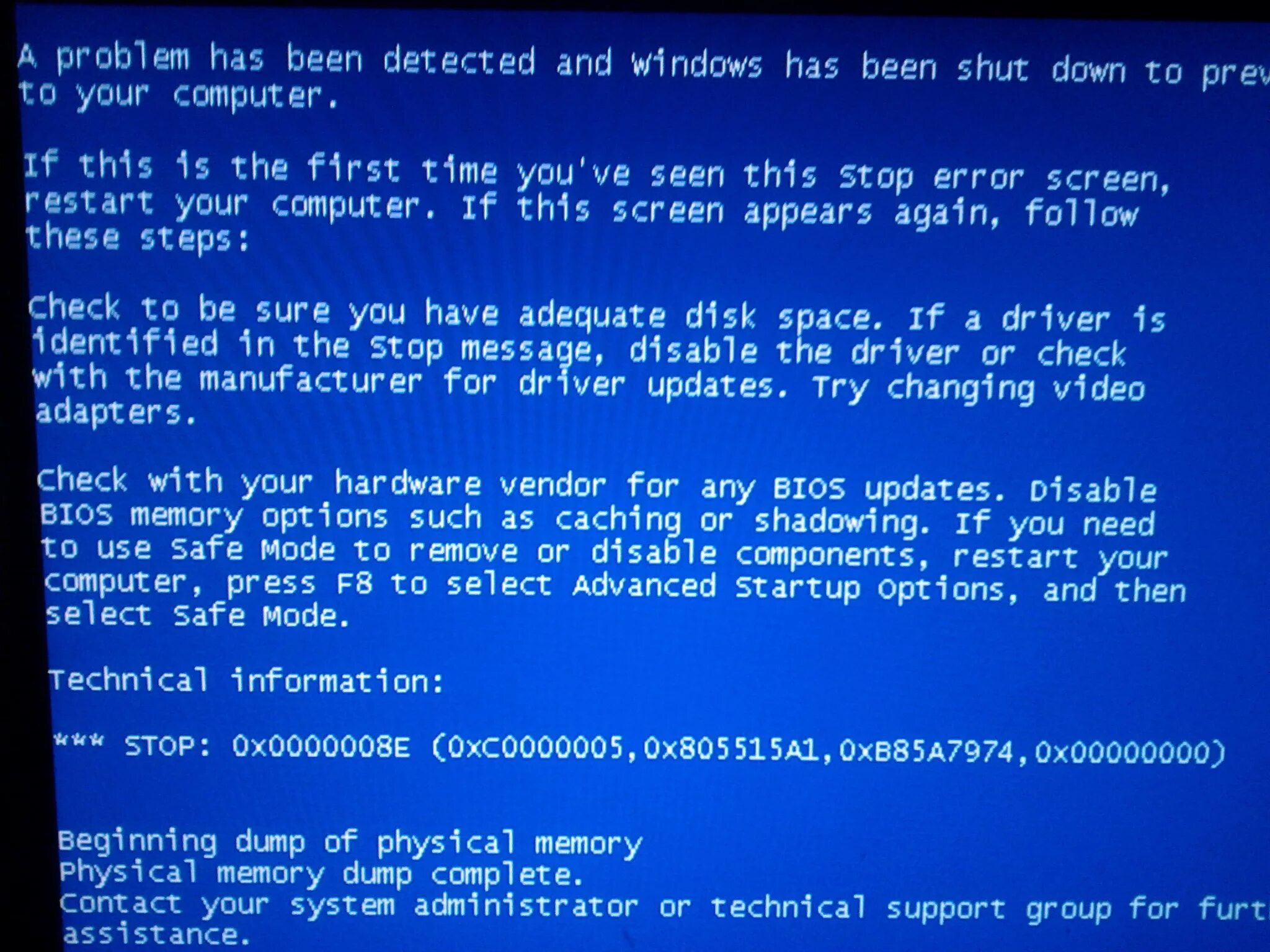Ошибка компьютера ответ. Черный экран смерти. Синий экран перезагрузка. Синий экран с белыми буквами на компьютере. Проблема с компьютером синий экран и перезагрузка.
