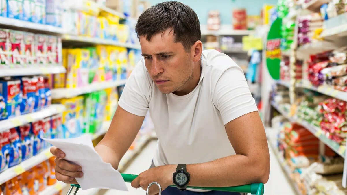 Мужчина в супермаркете. Мужик в магазине. Магазин продукты. Магазин отличные люди. Покупки в торговом центре.