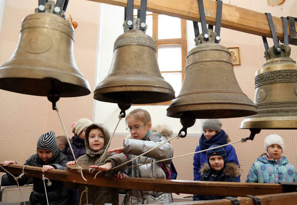 Звон на богослужение. Колокола Пасхальный звон Благовест. Пасхальный Благовест колокольный звон. Колокольный звон колокол Благовест. Музей колокольного звона Новосибирск.