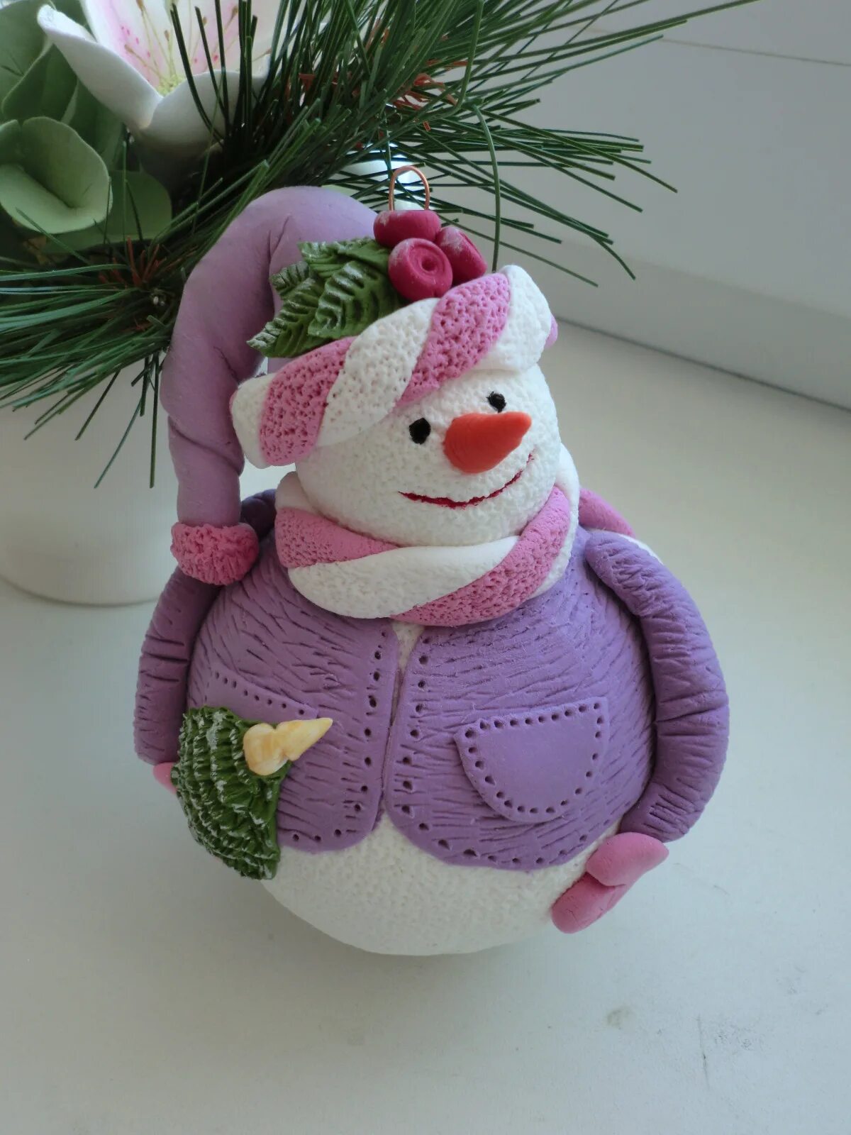 новогодние поделки из глины. снеговичок из полимерной глины. снеговик из полимерной глины. снеговик из глины к новому году. снеговик полимерная глина.