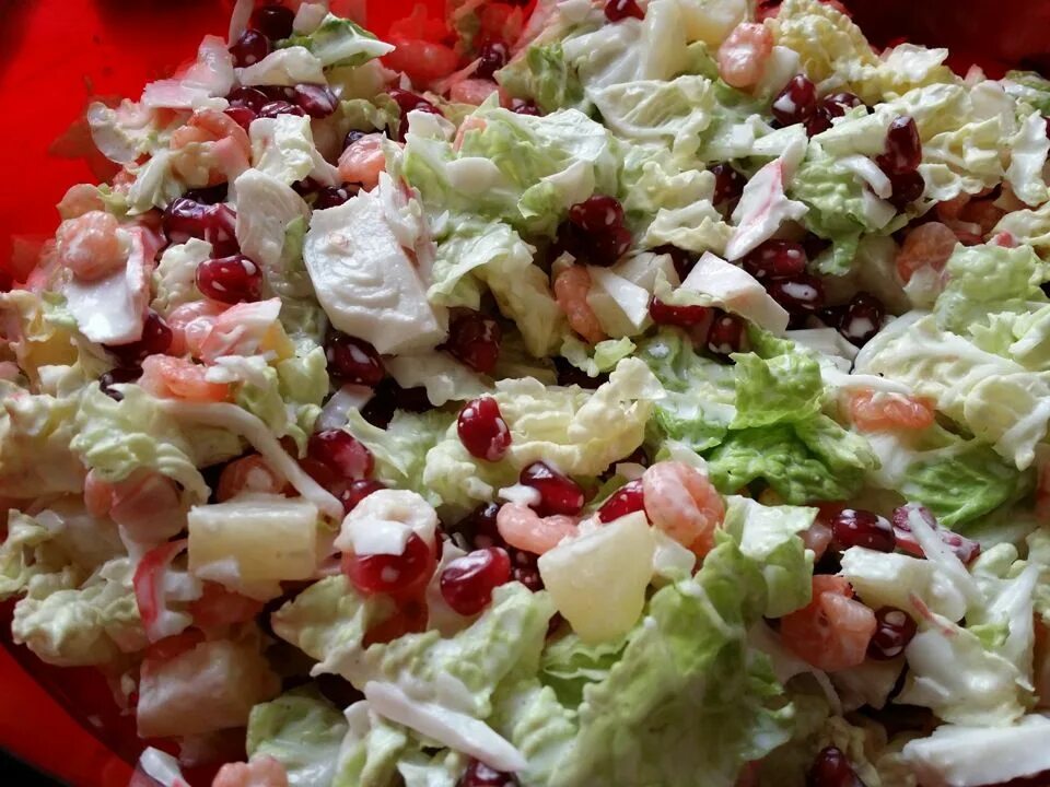 Салат стрелы амура. Салат с креветками и ананасом. Салат с крабовыми палочками гранатом и пекинской капустой креветками. Креветки ананас пекинская капуста. Салат с ананасом, креветками, гранатом, пекинской капусты.