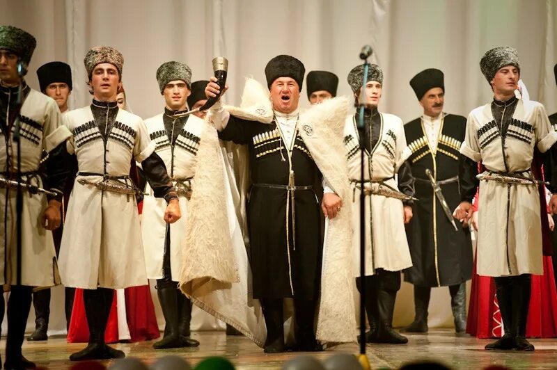Народы Кавказа абхазы. Ансамбль Абжуа Абхазия. Абхазский костюм мужской. Абхазский фольклорный ансамбль.