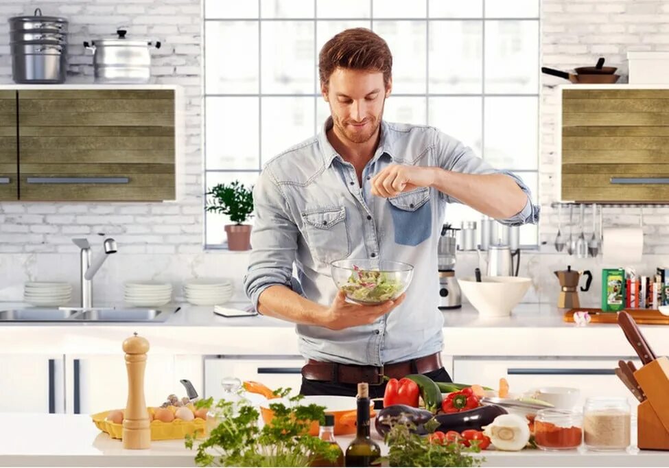 A cooker in the kitchen. Кухня приготовление. Готовка на кухне. A cooker in the kitchen. Женщина на кухне.