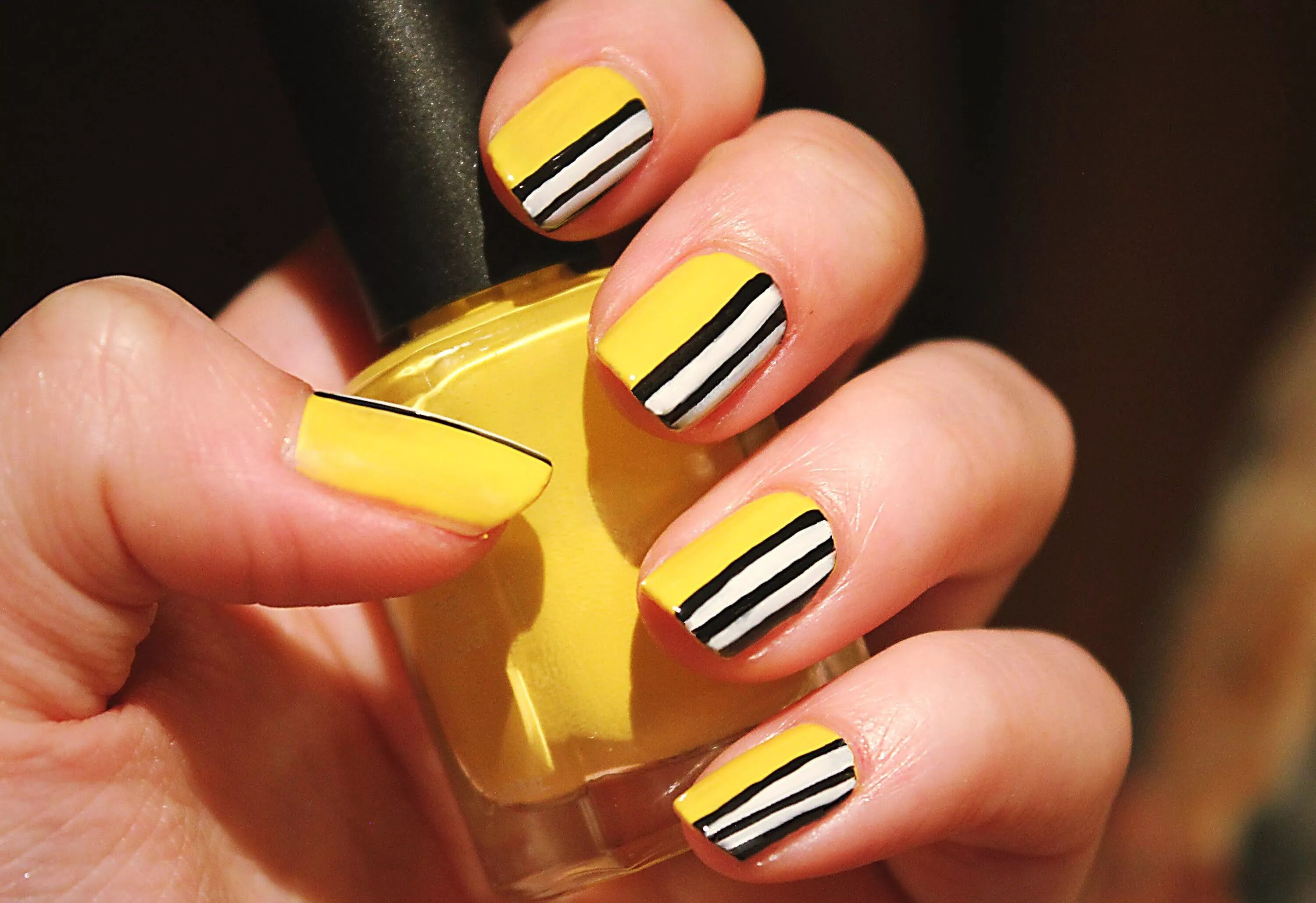 Ногти с золотыми полосками. Ногти с полосками. Маникюр жёлтый с чёрным. Желтые ногти. Яркие полоски на ногтях.