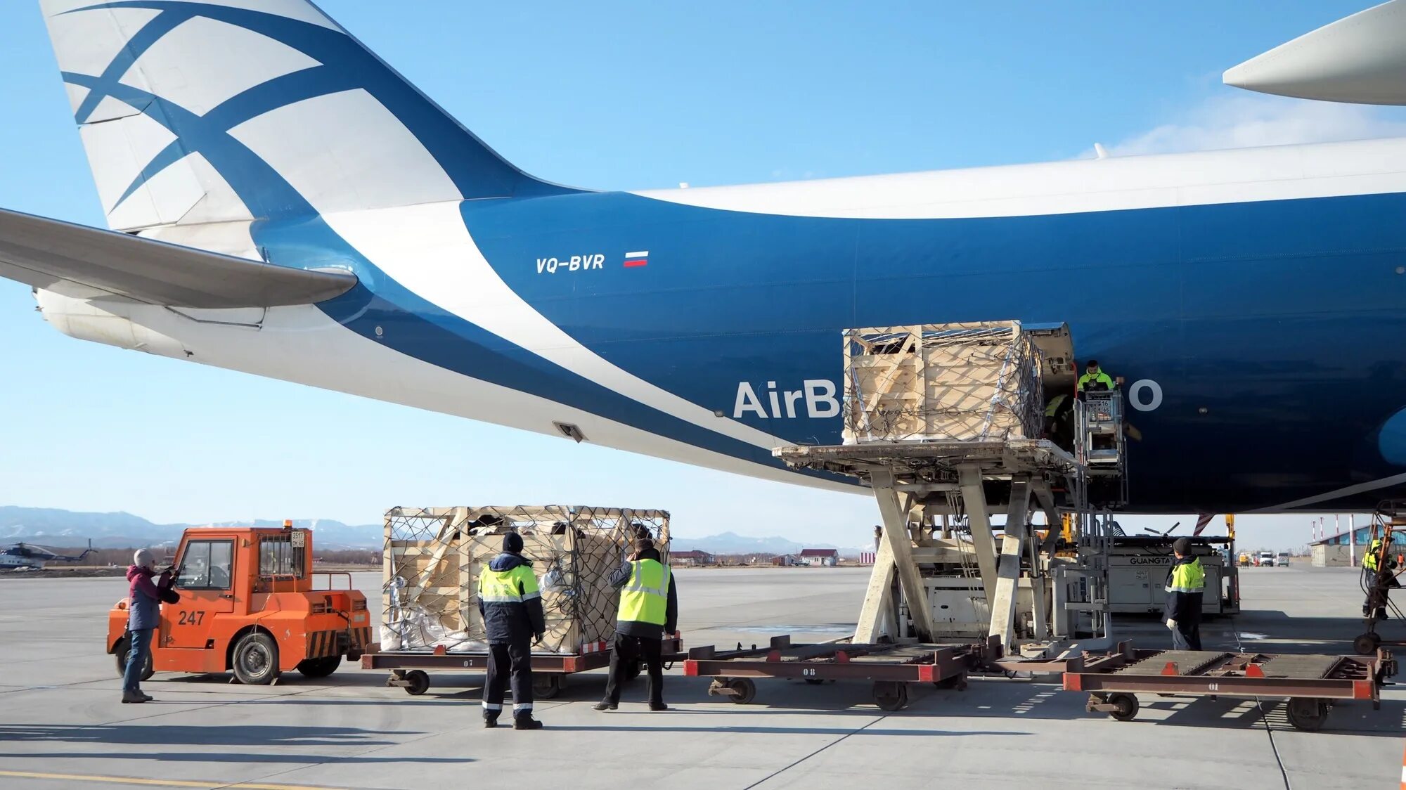 Грузовой аэропорт телефон. Боинг 747 AIRBRIDGECARGO. Грузовой отсек Боинга 747. Аэропорт Сочи Боинг 747. Взлёт Боинг-747 AIRBRIDGECARGO.