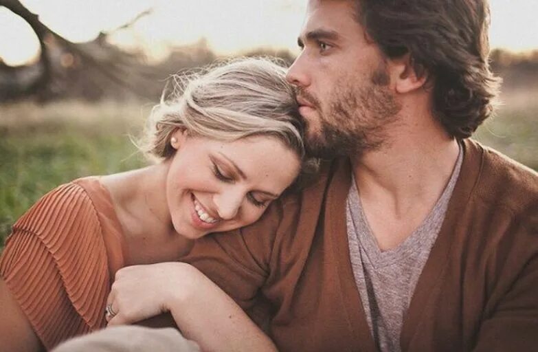 счастливые мужчина и женщина. ведомая женщина за мужчиной. парень ведет девушку. девушка тянет за галстук. держит за галстук.