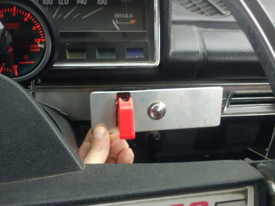 Запуск авто бустером. Звук запуска двигателя автомобиля. Автомобильный аккумулятор в машине. Ваз 2101 кнопка запуска двигателя. Дистанционный запуск двигателя томагавк.