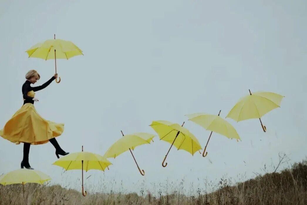 Зонтики алиса. Зонт желтый. Под желтым зонтом. Девушка с желтым зонтом. Фотосессия с желтым зонтом.