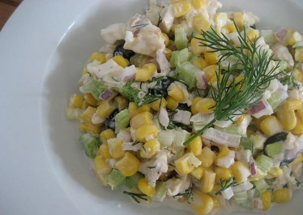 Салат из куриной грудки и кукурузы. Салат куриная грудка кукуруза. салат с копчёной курицей и кукурузой. салат с курицей кукурузой огурцами и яйцами. салат с курочкой, сыром и кукурузой.