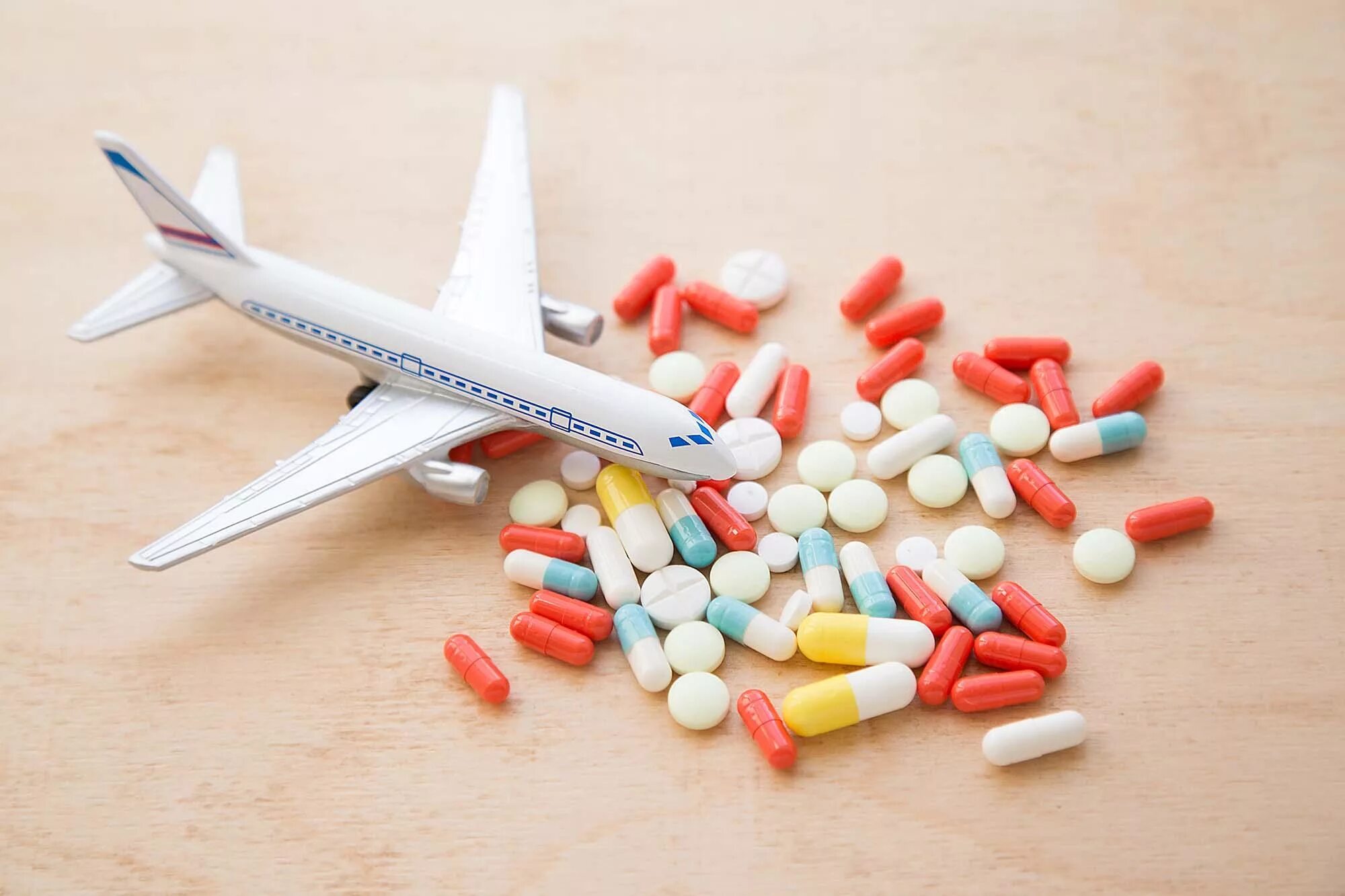 Лекарства в самолет. Таблетки для самолета. Самолет провоз лекарственных препаратов. Таблетки для полета на самолете. Можно ли игрушки в самолет