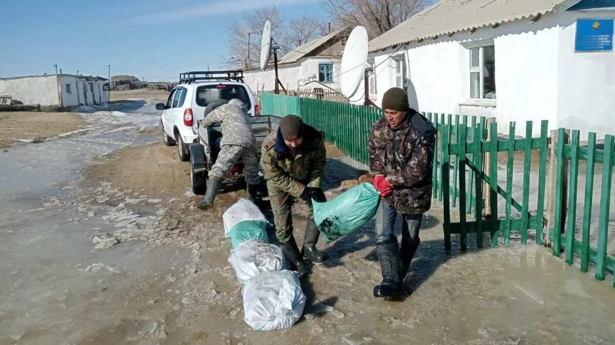 Наводнение в казахстане уральск. Паводок в Бурлинском районе ЗКО. Паводок кз. Наводнение в Казахстане. Казахстан потоп паводки.