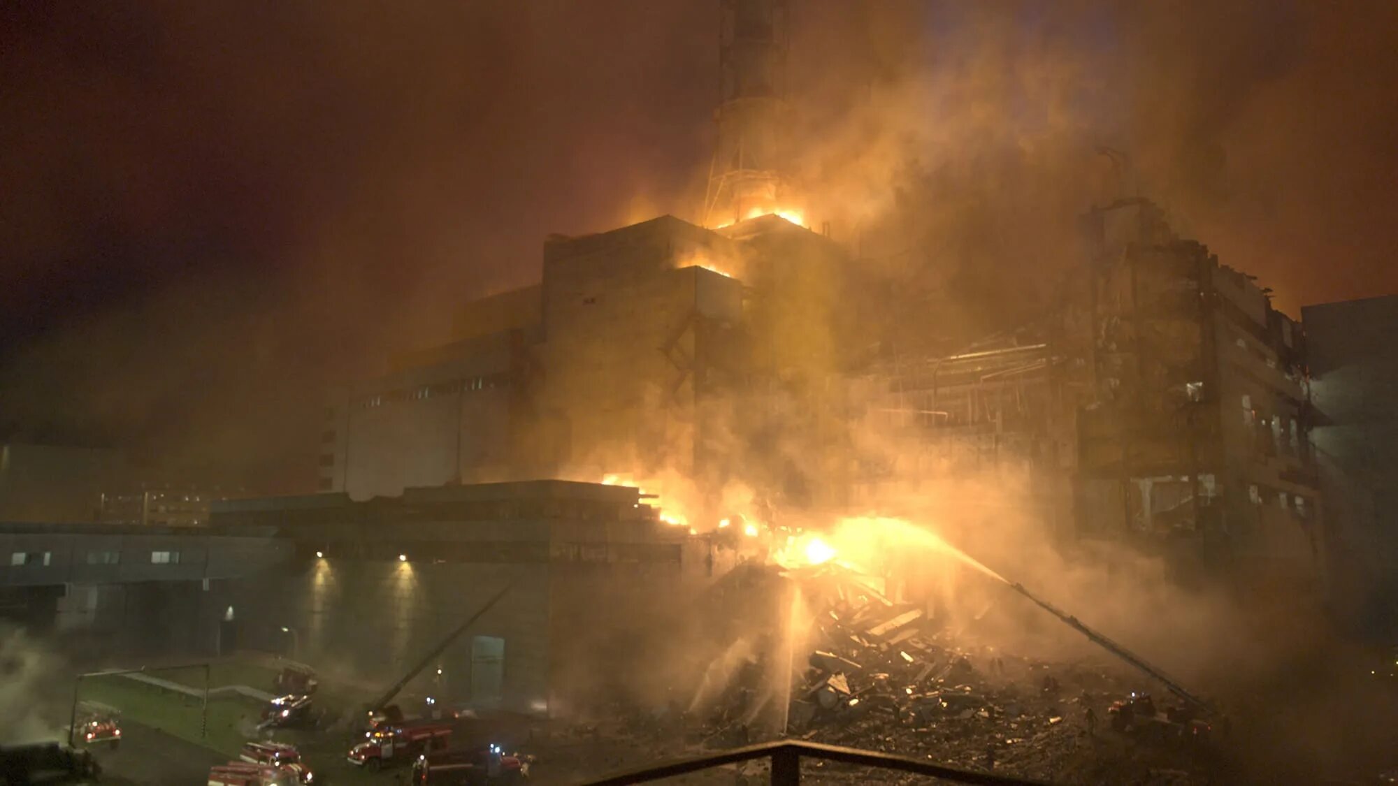 Катастрофа на чернобыльской аэс в апреле 1986 года. Чернобыль взрыв атомной электростанции. Почему взорвалась электростанция. 1986 катастрофа на чернобыльской аэс. Чернобыльская аэс 1986г.