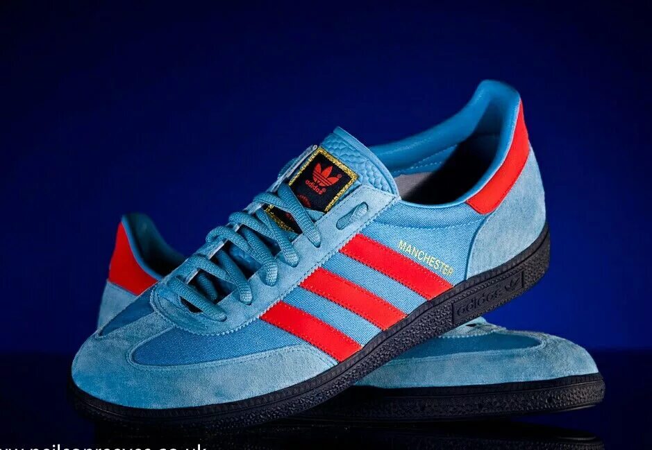 Магазин красно синий. Adidas Manchester gt. Adidas Manchester кроссовки. Adidas Spezial City Series. Адидас Манчестер Сити.