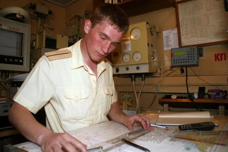 Штурман 230м3. Морской штурман. штурман на корабле. штурман корабельный. радист на корабле.