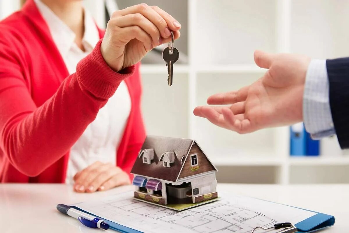 Проспект труда 17 воронеж. Воронеж волжская 17. Сделки с недвижимостью. Квартира ключи. Ключи от квартиры в руке.