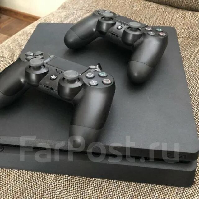 Куплю бу сони плейстейшен. Sony PLAYSTATION 4 Slim. Ps4 Slim 1tb 2 геймпада. Sony PLAYSTATION 4 Slim 2 геймпада. Sony ps4 2 джойстика.