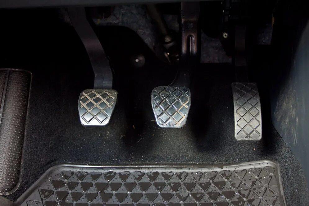 Volkswagen polo педали. Накладка на педаль газа фольксваген поло. Фольксваген поло педали. Педали на фольксваген поло седан. Педали фольксваген поло седан механика.
