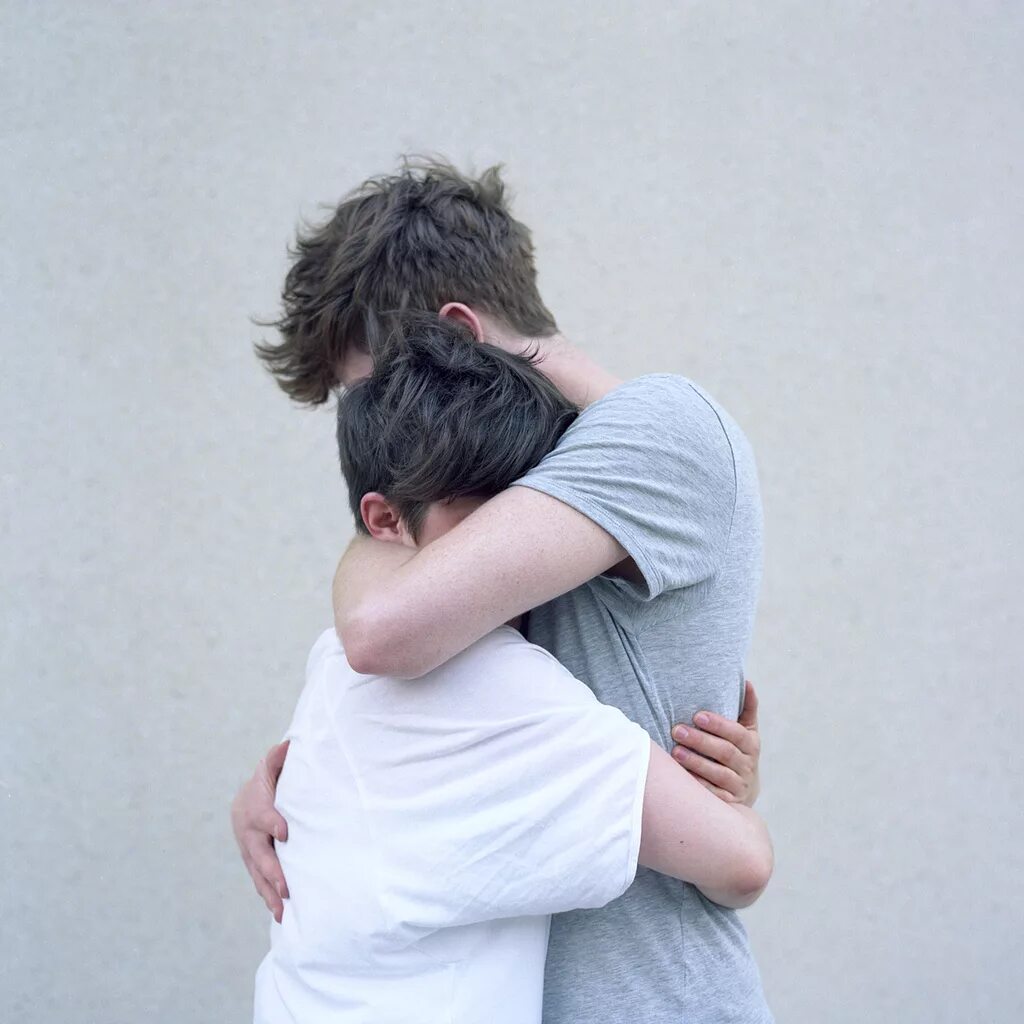 Парень обнял другую. Обнимашки людей. Объятия парней. Парень обнимает. Человек обнимает другого.