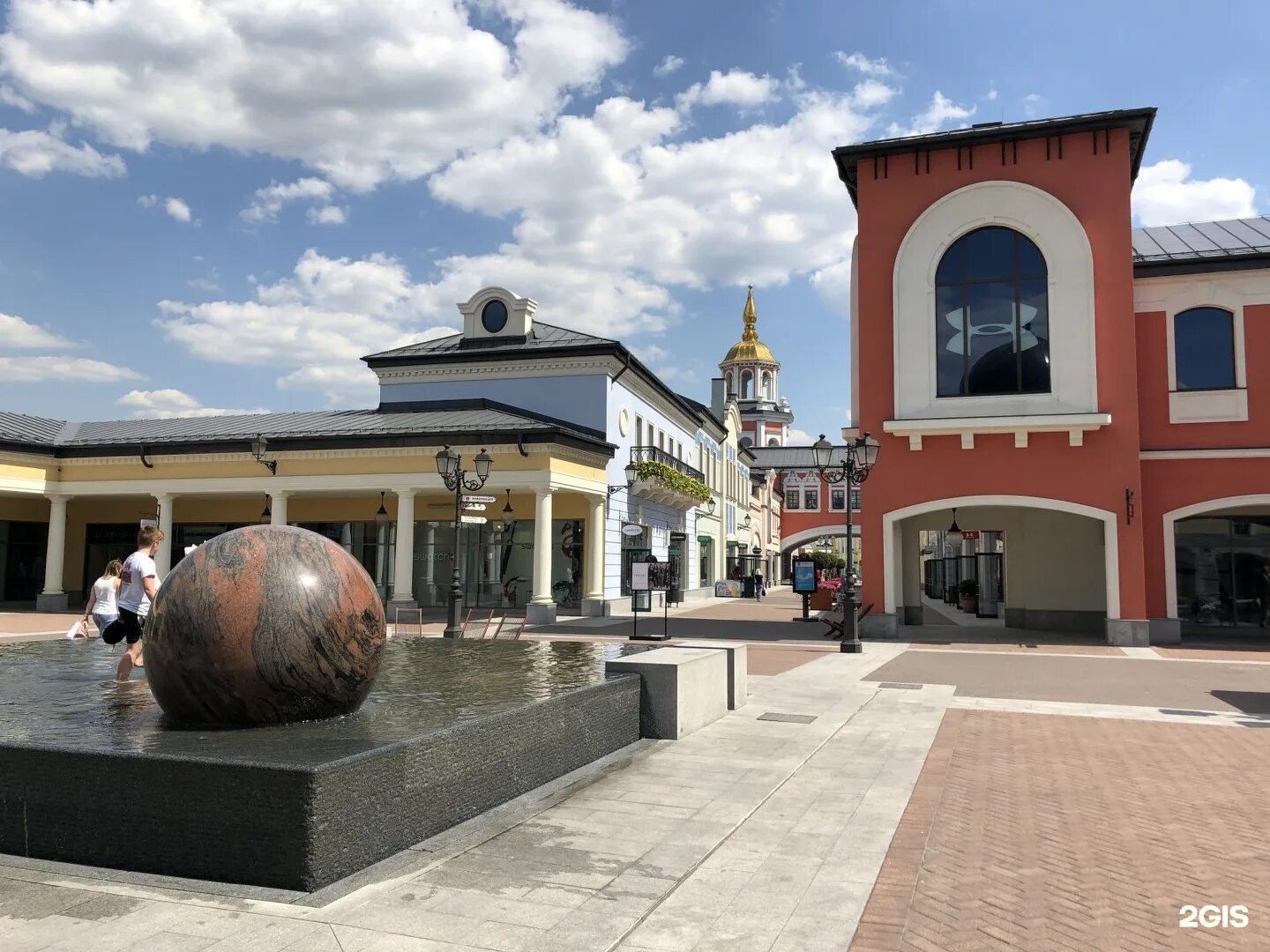 Outlet village котельники. Аутлет белая дача Котельники. Белая дача Москва торговый центр. Аутлет Вилладж белая дача. Аутлет белая дача фонтан.