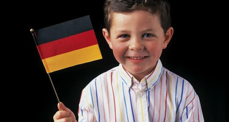 Немецкие дети в россии. Дети с флагом Германии. Германия мальчики. Германский мальчик. Воспитание детей в Германии.