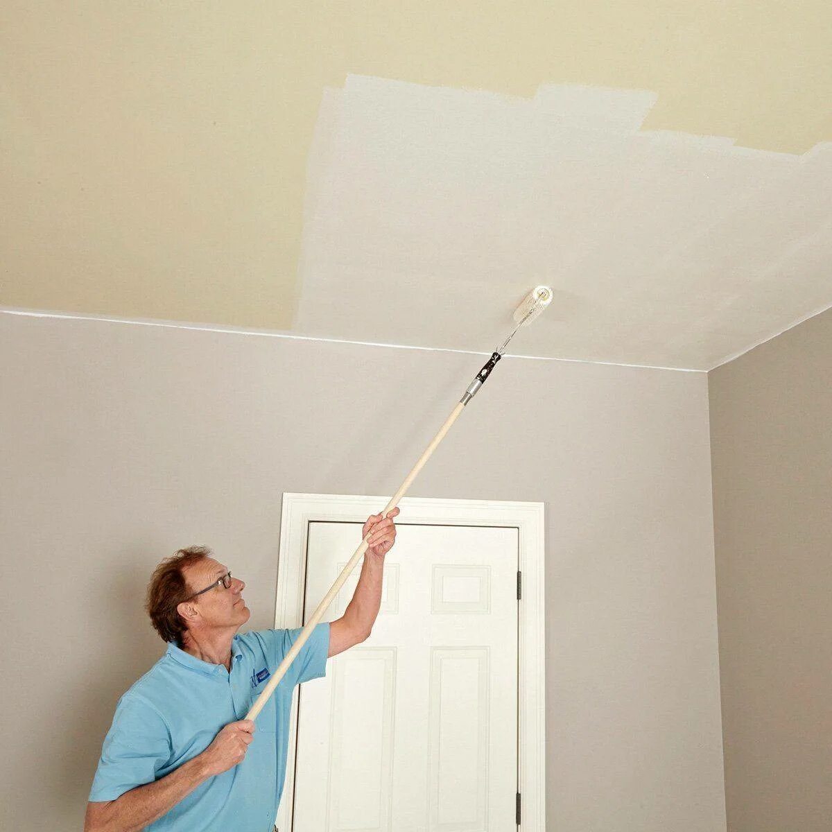 Покраска гипсокартона краской. Ceiling Paint краска потолочная. Водоэмульсионная краска для потолка. Покрашенный потолок. Глянцевая водоэмульсионная краска для потолка.