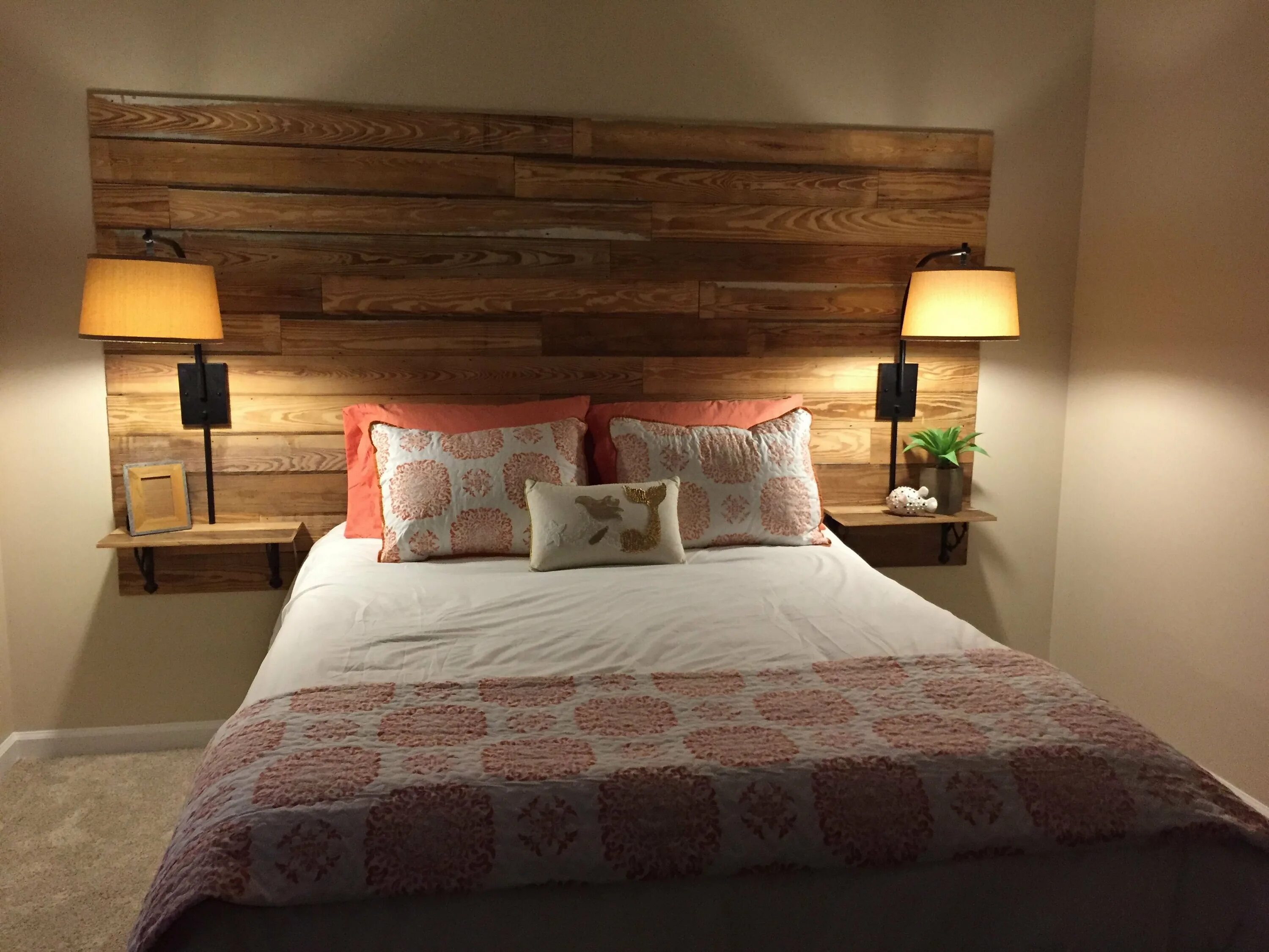 Изголовье кровати из дерева. Деревянное изголовье. Кровать с деревянным изголовьем. Деревянная стена в спальне.