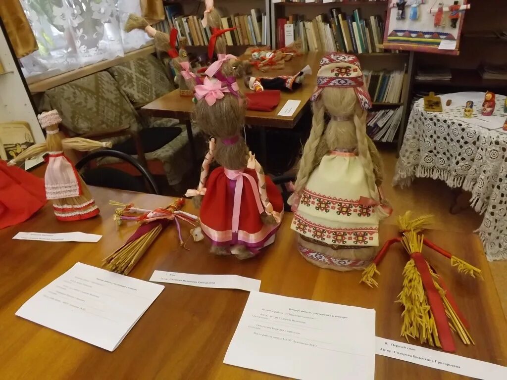 В каждой избушке свои игрушки. В каждой избушке свои игрушки выставка. ярмарка игрушек в библиотеке. мероприятие в каждой избушке свои игрушки.