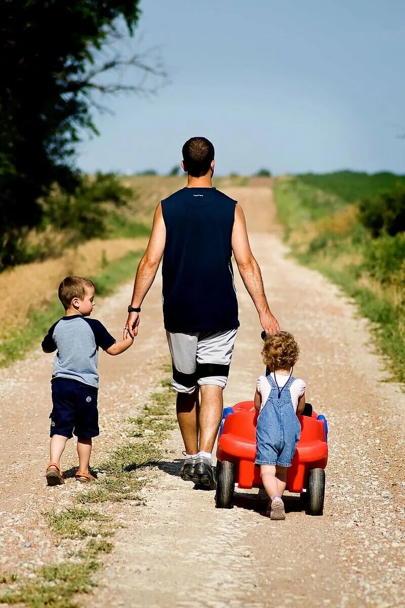 Сын и дочка вместе. Дети на прогулке. Детям о папе. Отцы и дети. Прогулки с малышом.