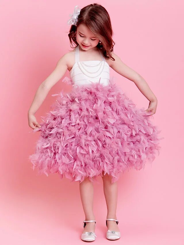 платье с перышками для девочки. платье из перьев для девочки. детские платья с перьями. платья с перьями детские нарядные. белое детское платье с перьями.