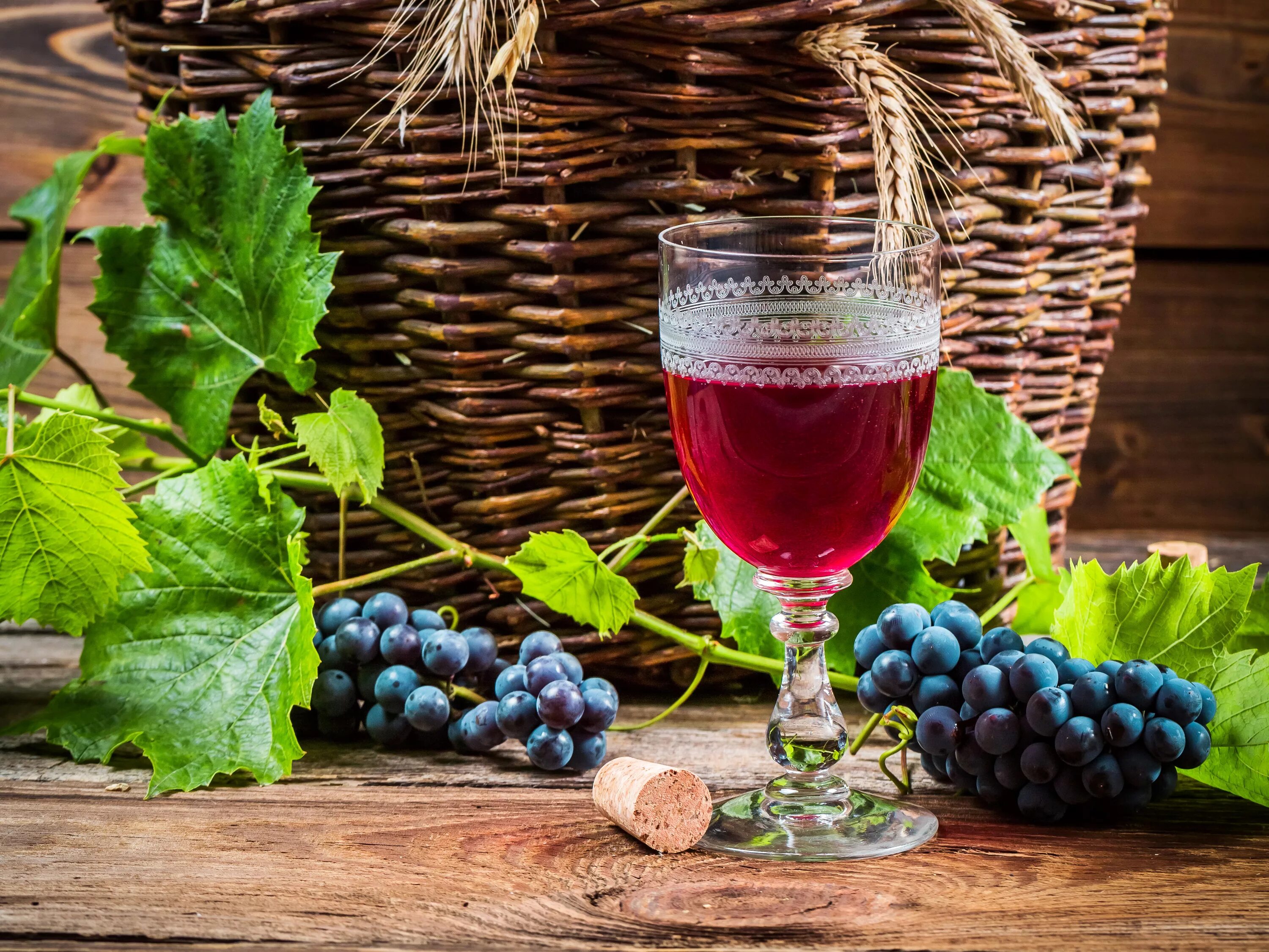 Виноградное вино с травами. Красное вино винодельня. Виноград. Вино и виноград. Виноградное вино.
