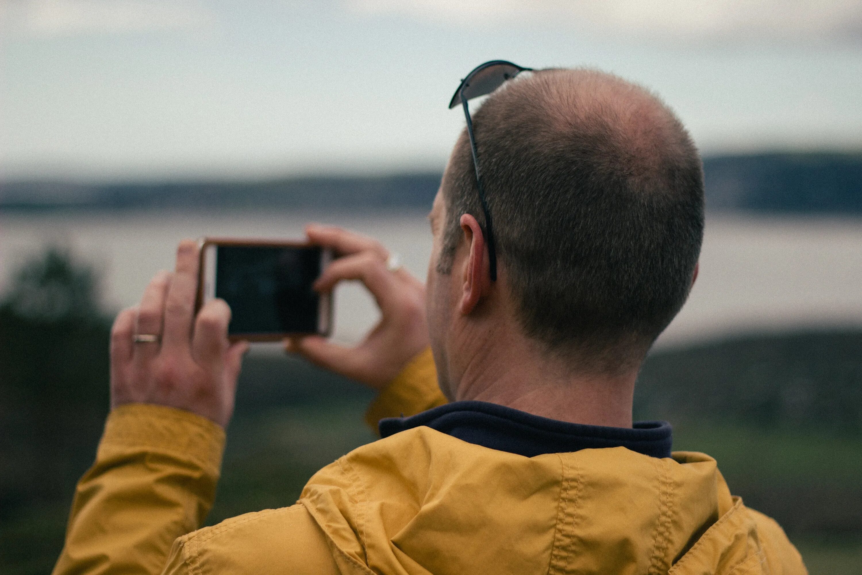 Мужчина фотографирует. Человек фотографирует на смартфон. Человек фоткает. Человек фоткает человека. These people 1 taking