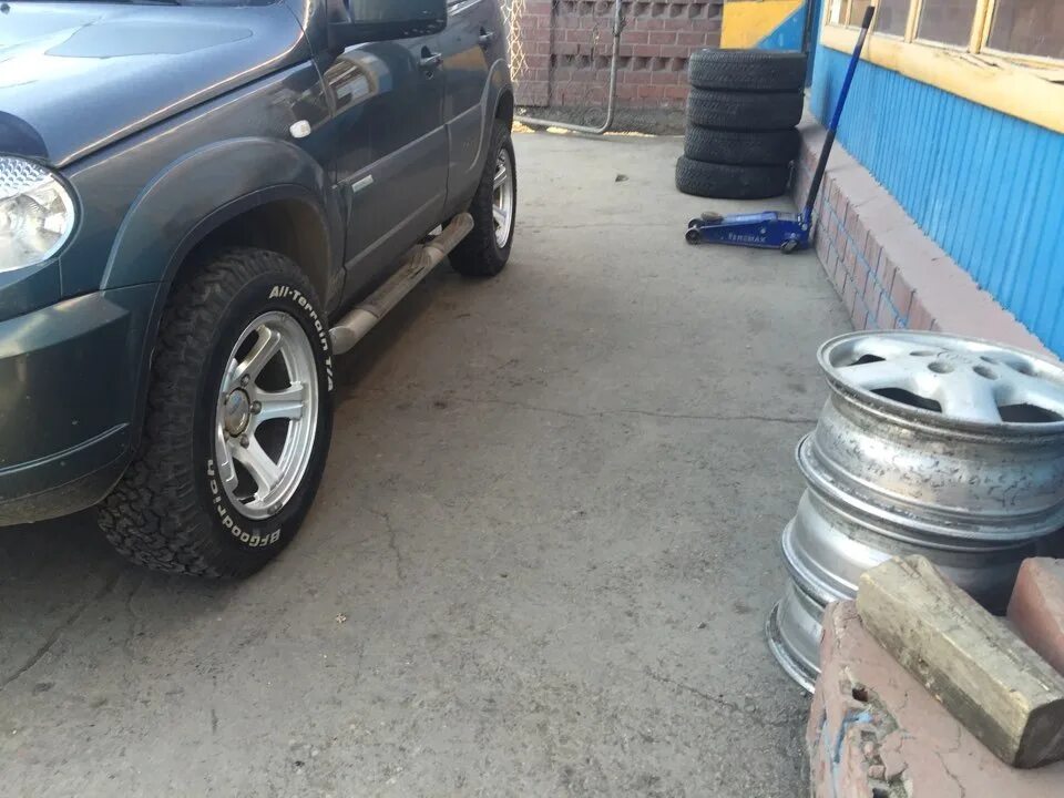 Диски резина на 16 нива шевроле. Шины 225/65 r16 на шевроле нива. 225/65 r16 на ниву шевроле. 215/70 r16 на ниву шевроле. резина 215 65 r16 на ниву шевроле.